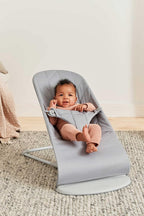 BabyBjörn Babywippe Bliss, Gewebt, Blütenblatt-Steppung, Sandgrau