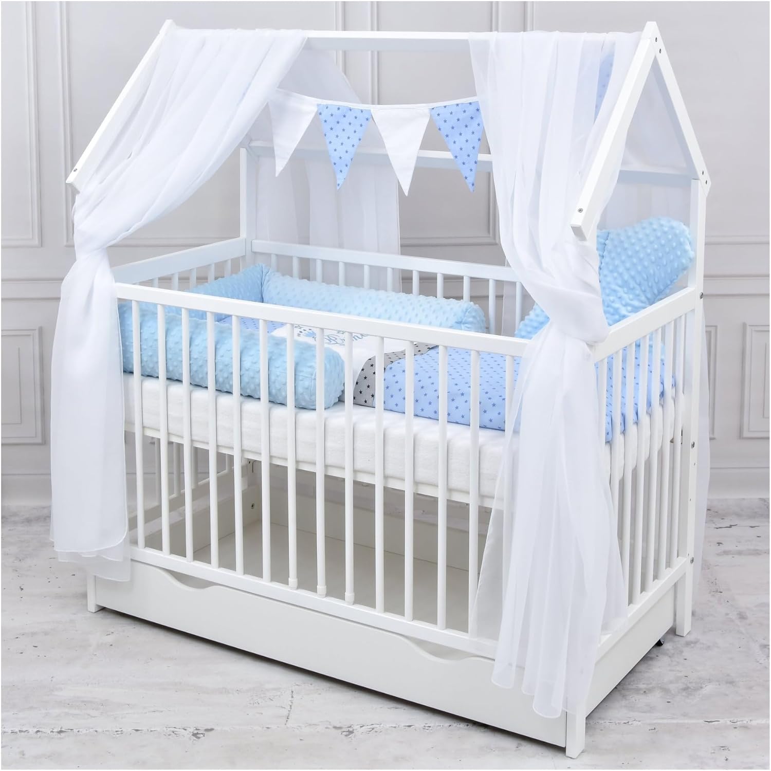 Baby Delux Babybett Komplett Set Hausbett 60x120 cm weiß Schublade Rausfallschutz Kinderbett Matratze Bettwäsche Deko Set (Prince Stars)