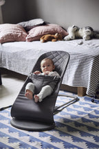 BabyBjörn Babywippe Bliss, Gewebt, Blütenblatt-Steppung, Sandgrau
