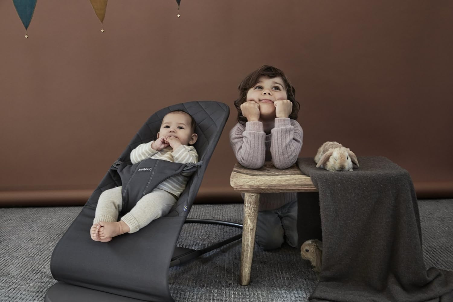 BabyBjörn Babywippe Bliss, Gewebt, Blütenblatt-Steppung, Sandgrau