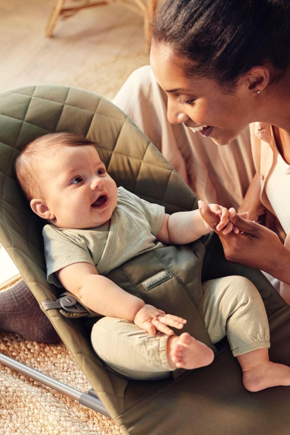 BabyBjörn Babywippe Bliss, Gewebt, Blütenblatt-Steppung, Sandgrau