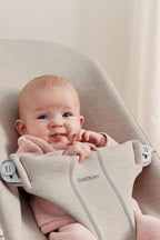 BabyBjörn Babywippe Bliss, Gewebt, Blütenblatt-Steppung, Sandgrau