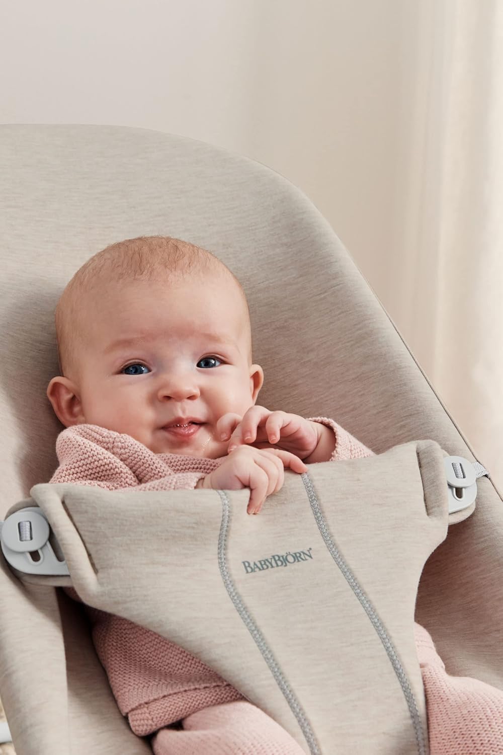 BabyBjörn Babywippe Bliss, Gewebt, Blütenblatt-Steppung, Sandgrau