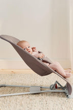 BabyBjörn Babywippe Bliss, Gewebt, Blütenblatt-Steppung, Sandgrau