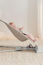 BabyBjörn Babywippe Bliss, Gewebt, Blütenblatt-Steppung, Sandgrau