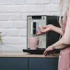 Melitta Solo - Kaffeevollautomat mit höhenverstellbarem Auslauf, kleine Kaffeemaschine mit abnehmbarem Wassertank, für z. B. Espresso oder Café Crème, silber