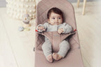 BabyBjörn Babywippe Bliss, Gewebt, Blütenblatt-Steppung, Sandgrau
