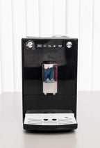Melitta Solo - Kaffeevollautomat mit höhenverstellbarem Auslauf, kleine Kaffeemaschine mit abnehmbarem Wassertank, für z. B. Espresso oder Café Crème, silber