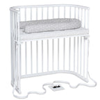 babybay Original Beistellbett aus massivem Buchenholz / kompakt & verwandelbar / Kinderbett Höhe stufenlos verstellbar & umweltfreundlich / mitwachsendes Babybett (weiß lackiert) / inkl. Matratze