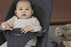 BabyBjörn Babywippe Bliss, Gewebt, Blütenblatt-Steppung, Sandgrau