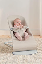 BabyBjörn Babywippe Bliss, Gewebt, Blütenblatt-Steppung, Sandgrau