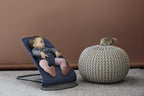 BabyBjörn Babywippe Bliss, Gewebt, Blütenblatt-Steppung, Sandgrau
