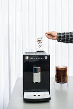 Melitta Solo - Kaffeevollautomat mit höhenverstellbarem Auslauf, kleine Kaffeemaschine mit abnehmbarem Wassertank, für z. B. Espresso oder Café Crème, silber