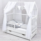 Baby Delux Babybett Komplett Set Hausbett 60x120 cm weiß Schublade Rausfallschutz Kinderbett Matratze Bettwäsche Deko Set (Prince Stars)