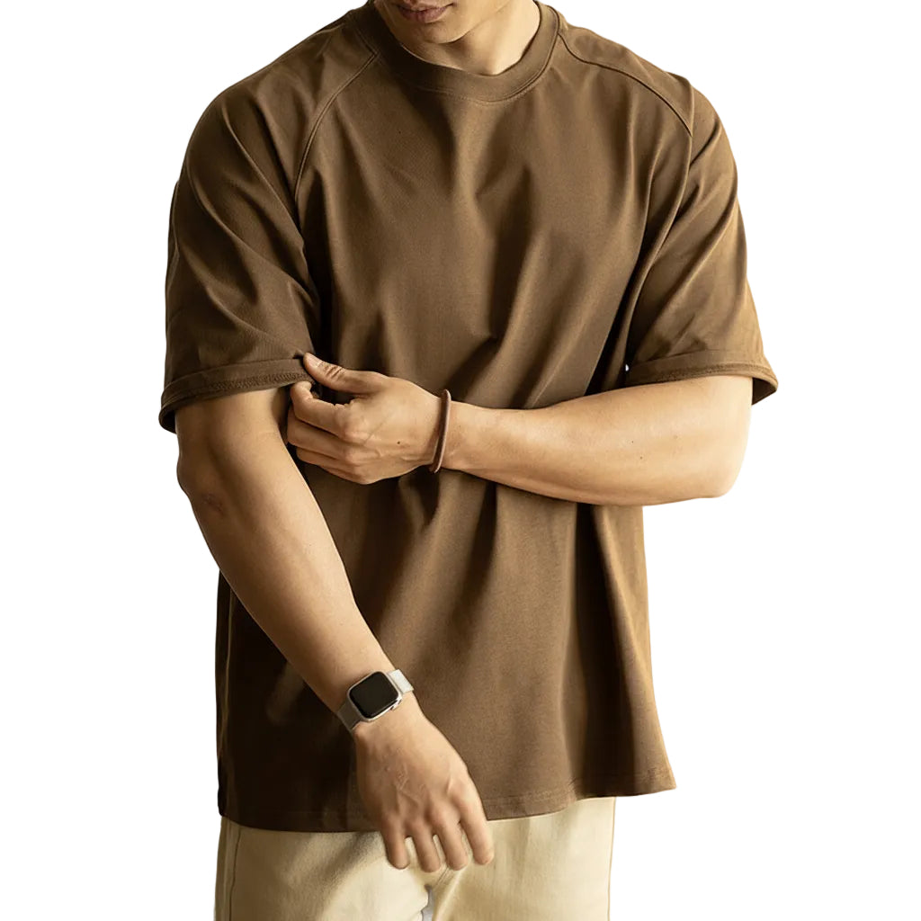 Herren Modell trägt cremeweißes T-Shirt mit Raglanärmeln locker geschnitten